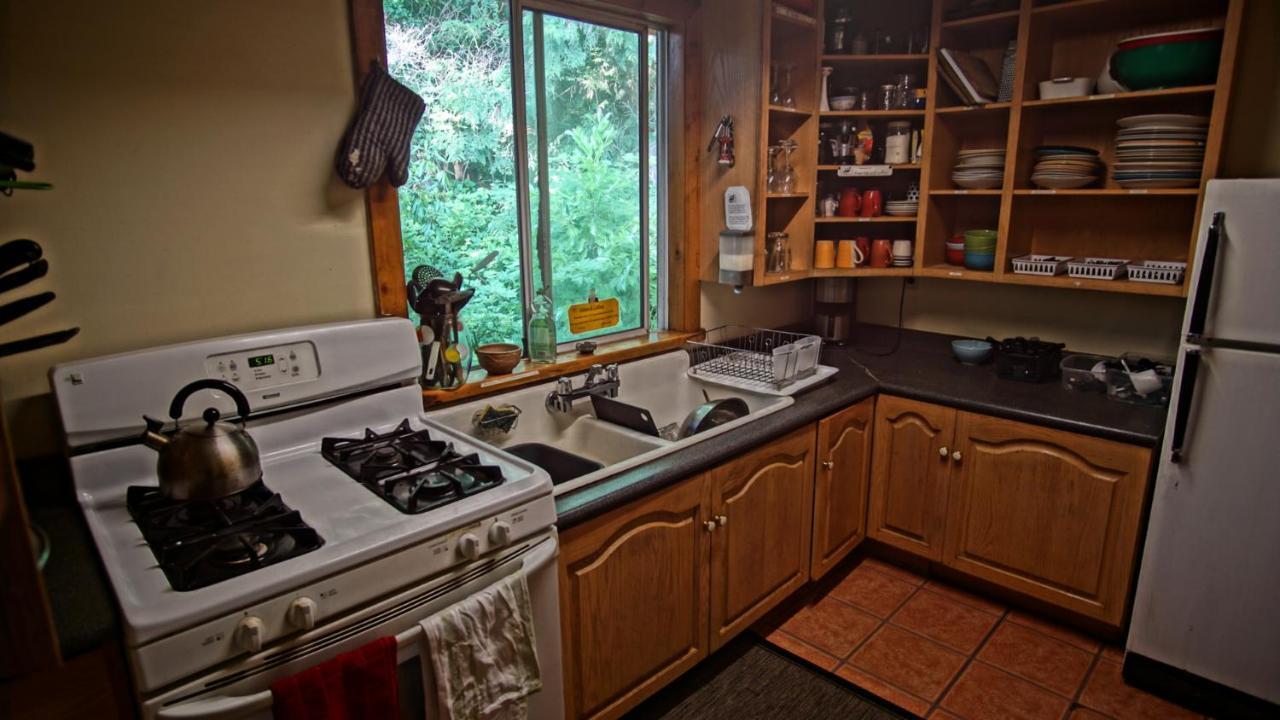 Up The Creek Backpacker'S Lodge Roberts Creek Extérieur photo